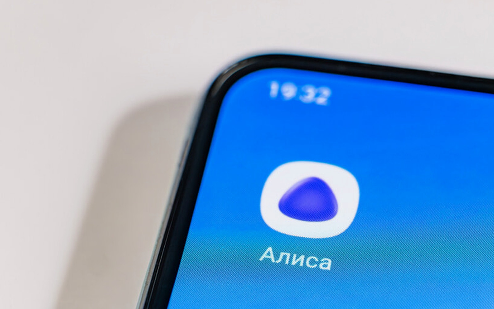 1600 интернет-магазинов хотят продавать через Алису Яндекса
