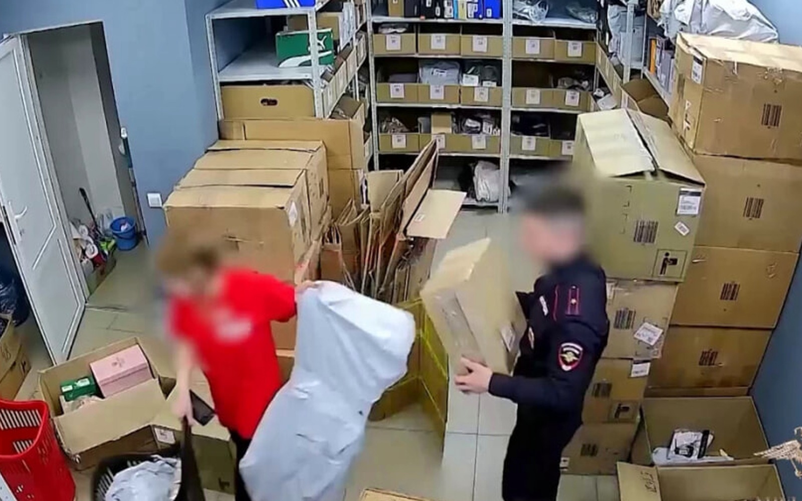 Мошенник в форме полицейского грабил ПВЗ под предлогом досмотра посылок
