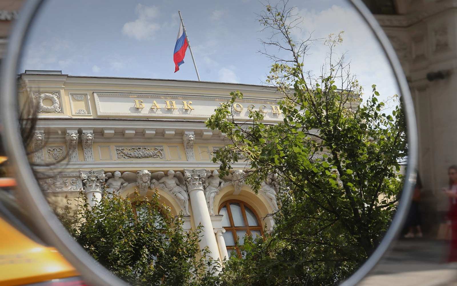 ЦБ снизил ключевую ставку до 14,25% годовых впервые за долгое время