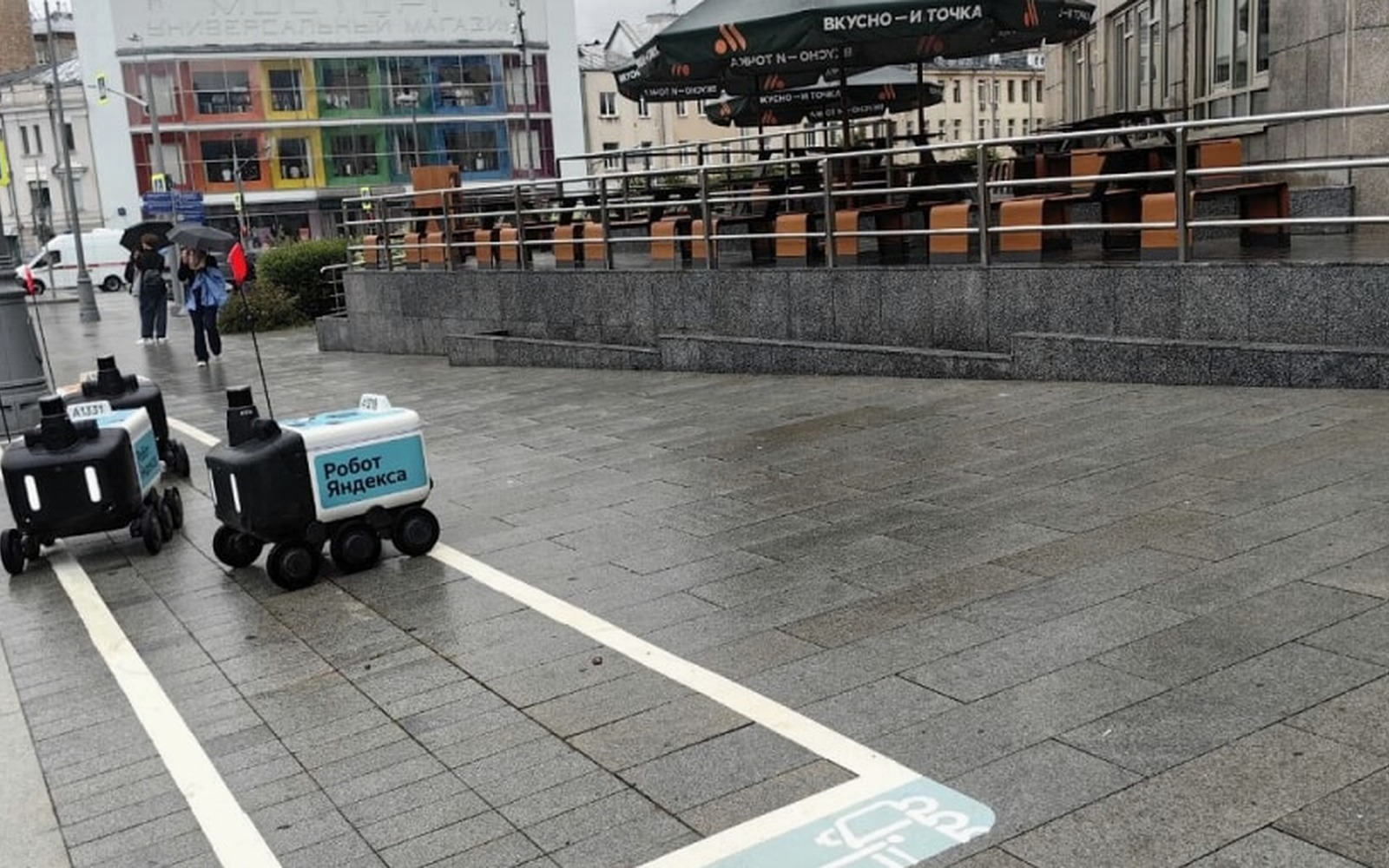 В Москве появилась разметка для парковки роботов-курьеров на тротуарах