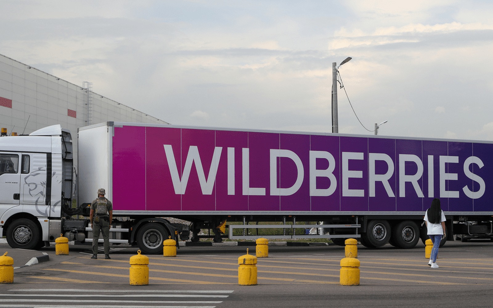 ВТБ предложил отсрочки по кредитам продавцам Wildberries после атаки на склады